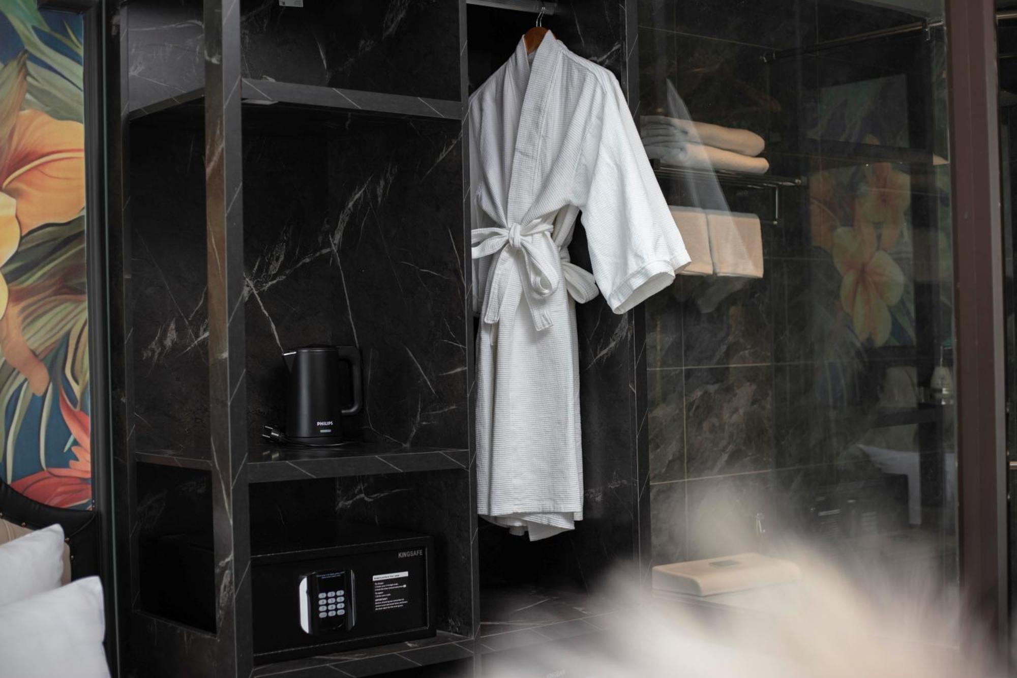 Madelise Amica Hotel And Travel Hanoi Esterno foto
